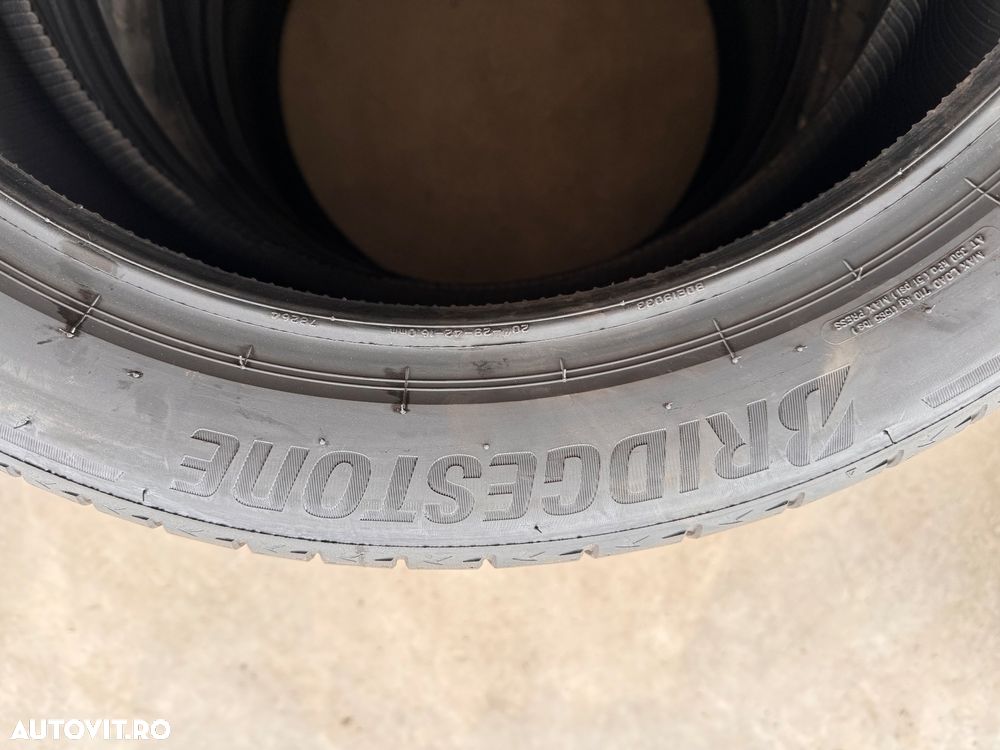 Vând 2 anvelope 235/45/20 bridgestone de vară cu runflat ca noi - 6