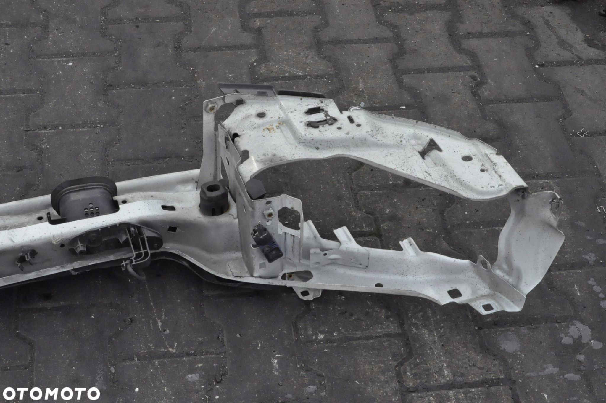 VOLVO C70 II PAS PRZEDNI WZMOCNIENIE - 9