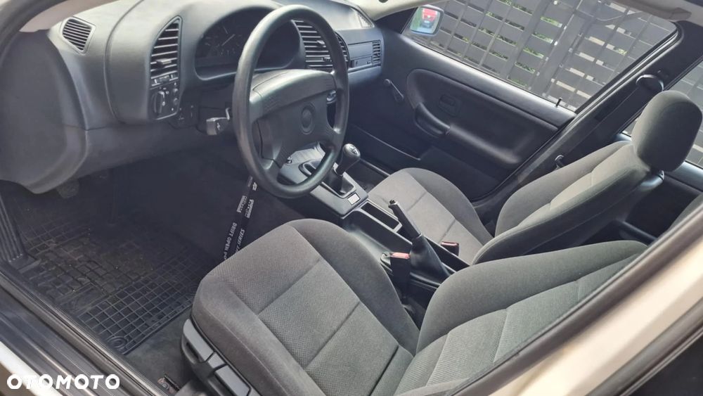 BMW Seria 3 316i - 4