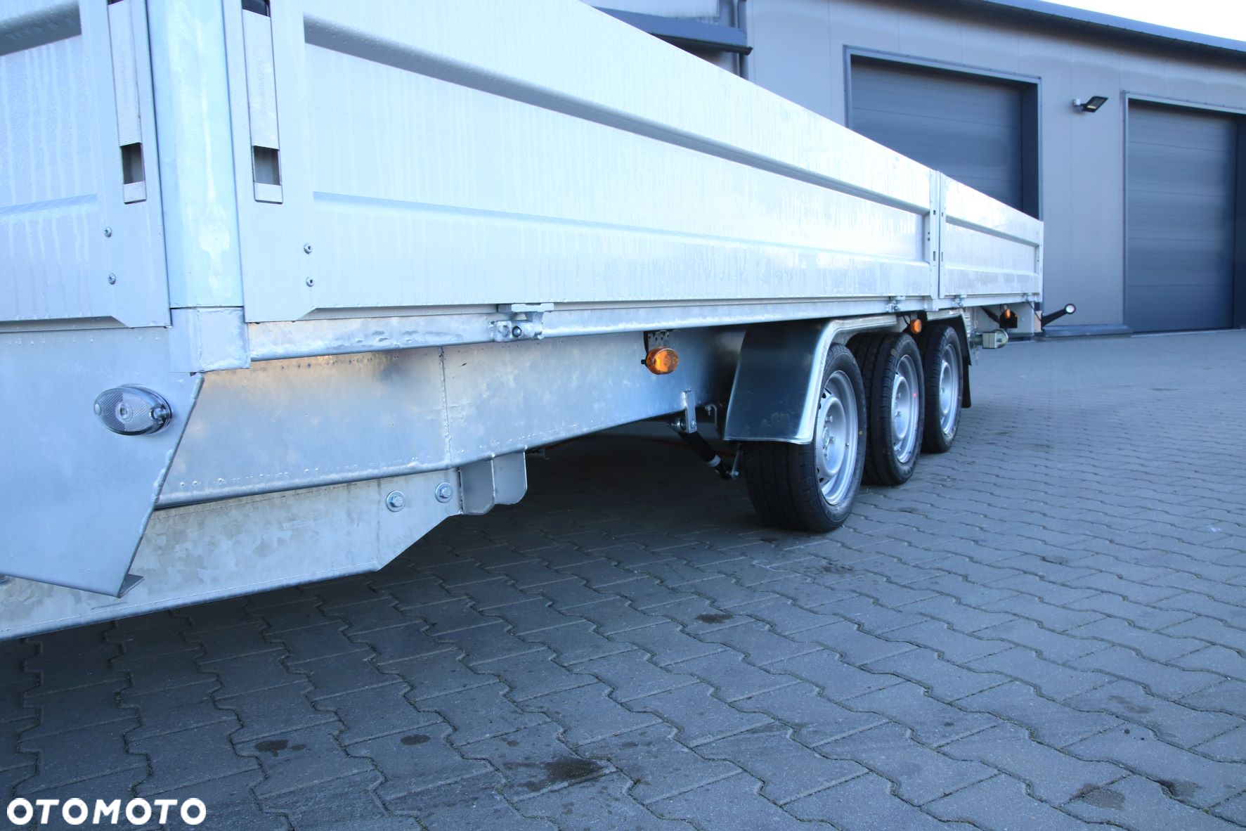 Niewiadów Boss 5.5 x 2.1 burty aluminiowe 3 osie po 1350kg koła 195R13C - 3