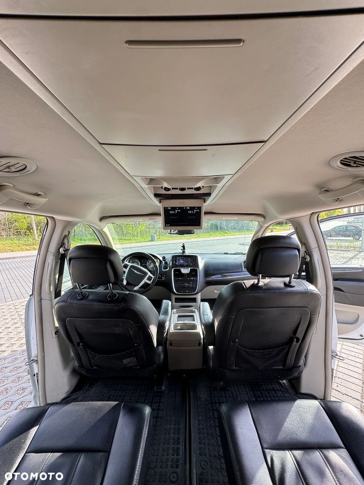 Chrysler Town & Country - 18