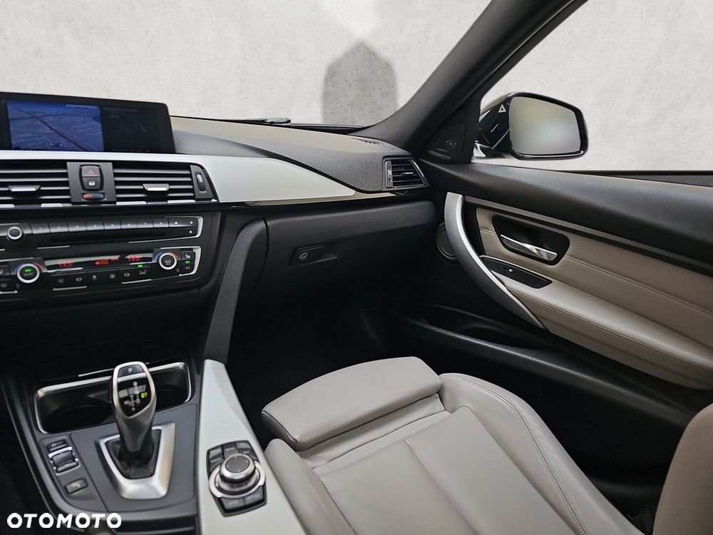 BMW Seria 3 335i xDrive Sport Line - 35