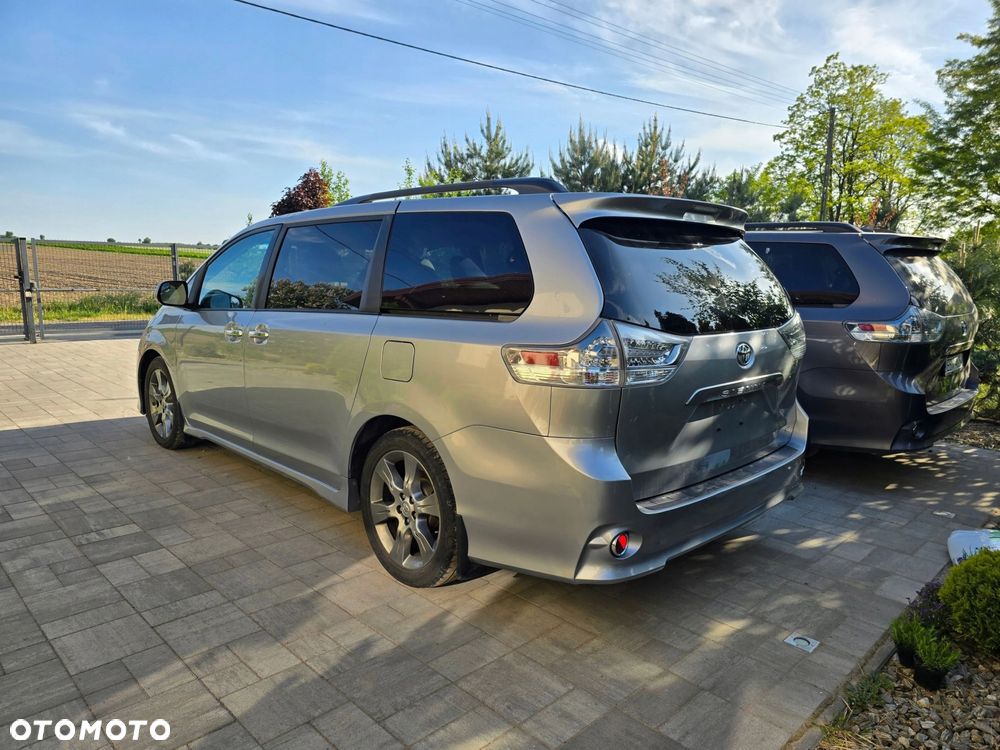 TOYOTA Sienna Sport lampa lewy tył lewa tylna - 3