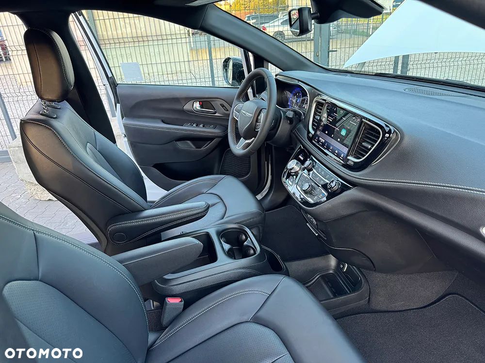 Chrysler Pacifica - 16