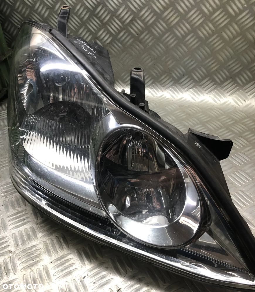 TOYOTA AVENSIS VERSO LAMPA PRAWY PRZÓD - 4
