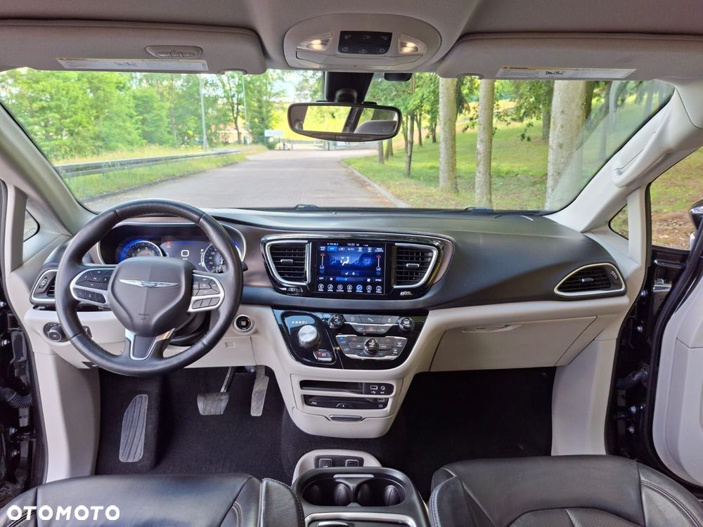Chrysler Pacifica - 30