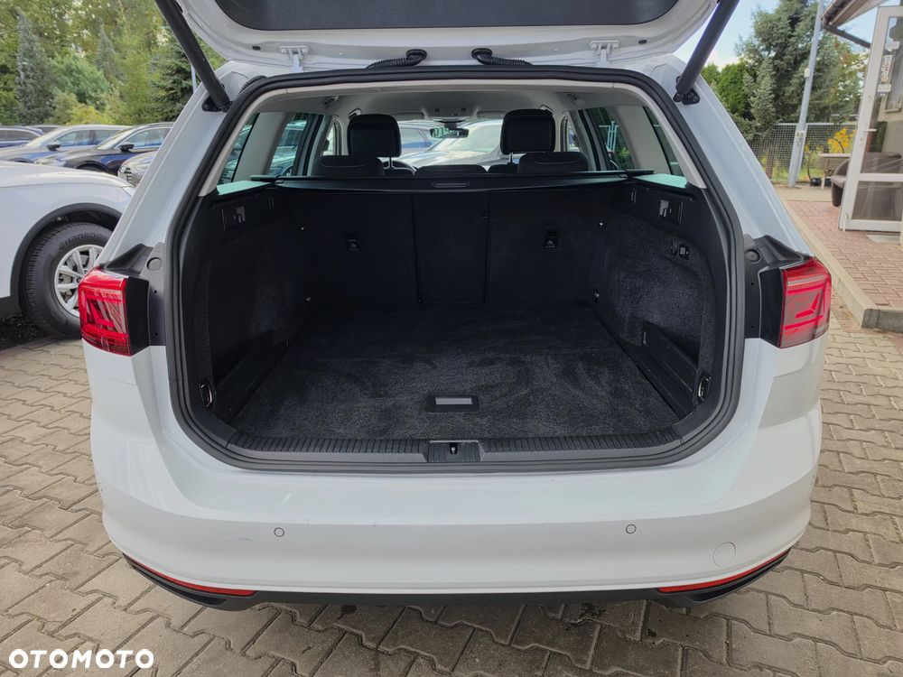 Volkswagen Passat Variant 2.0 TDI SCR DSG Conceptline - 14