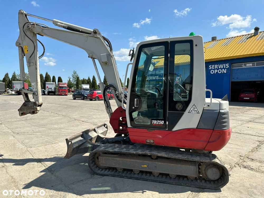 Takeuchi TB250 - 2