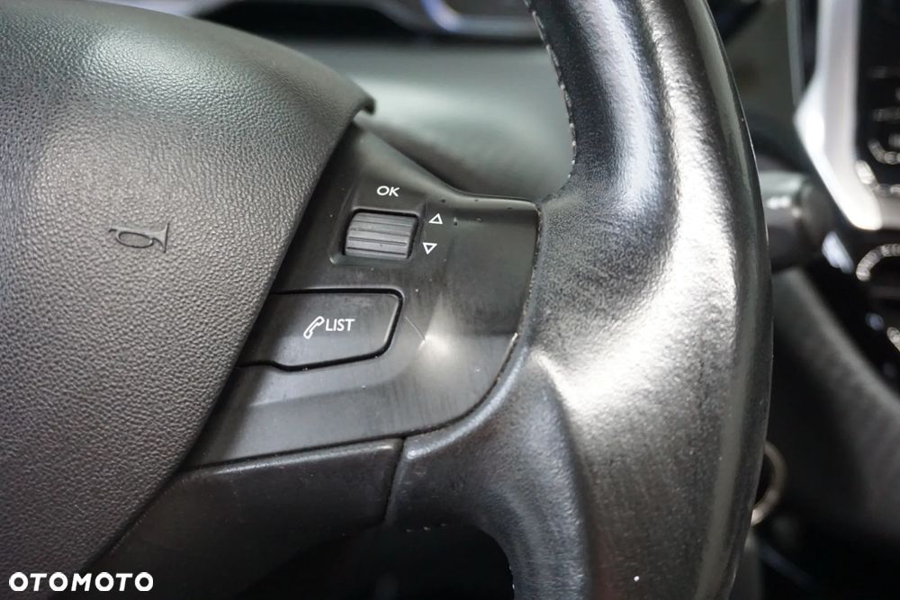 Peugeot 2008 BlueHDi 100 STOP & START Style - 33