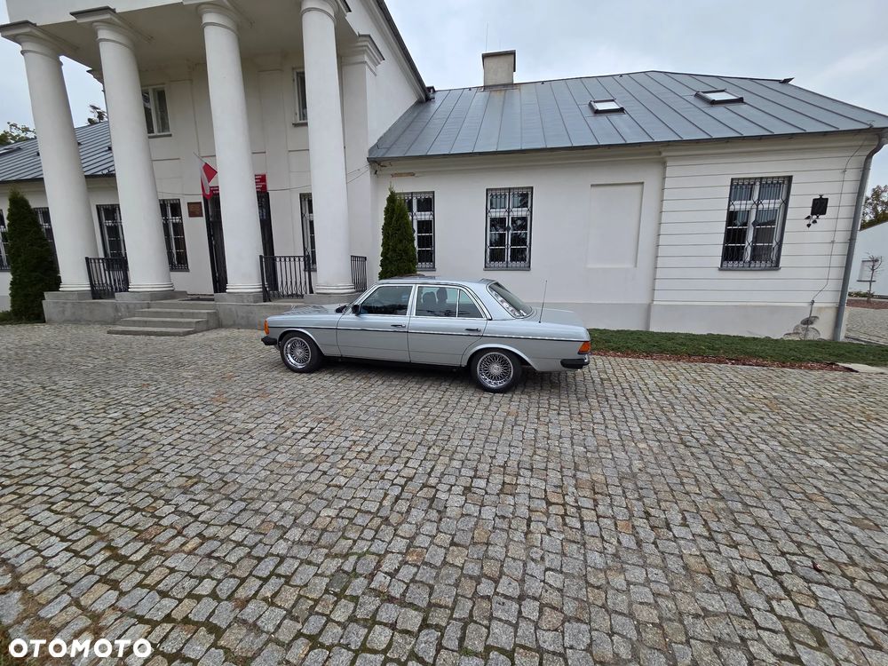 Mercedes-Benz W123 - 12