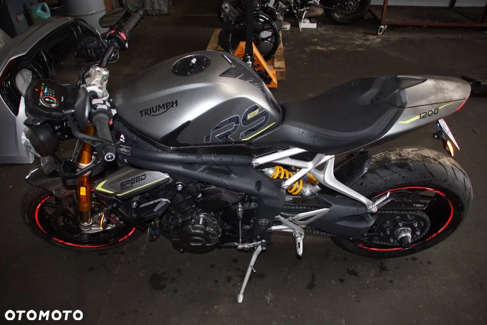 Triumph Speed Triple 1200 rs 2022 na części 692106889 SILNIK: silnik kompletny, blok silnika, głowica cylindrów, pokrywa zaworów, uszczelka głowicy, cylinder, tuleja cylindra, tłok, pierścienie tłokowe, sworzeń tłoka, korbowód, wał korbowy, panewki wału, wałek rozrządu, koło rozrządu, łańcuch rozrządu, napinacz rozrządu, ślizg rozrządu, zawór ssący, zawór wydechowy, sprężyna zaworowa, popychacz zaworu, dźwigienka zaworowa, uszczelniacz zaworowy, miska olejowa, korek spustowy oleju, pompa oleju, smok olejowy, filtr oleju, chłodnica oleju, przewód olejowy, obudowa filtra oleju, czujnik ciśnienia oleju, pokrywa alternatora, pokrywa sprzęgła, dekiel silnika, uszczelki silnika, engine assembly, engine block, cylinder head, valve cover, piston, piston rings, connecting rod, crankshaft, camshaft, timing chain, oil pump.  UKŁAD PALIWOWY I DOLOTOWY: zbiornik paliwa, bak paliwa, korek wlewu paliwa, pompa paliwa, kosz pompy paliwa, filtr paliwa, przewód paliwowy, listwa wtryskowa, wtryskiwacz, regulator ciśnienia paliwa, przepustnica, korpus przepustnicy, silniczek krokowy, czujnik położenia przepustnicy TPS, manetka gazu, rolgaz, elektroniczny gaz ride-by-wire, airbox, obudowa filtra powietrza, filtr powietrza, króciec dolotowy, kolektor dolotowy, czujnik temperatury powietrza, czujnik ciśnienia MAP, fuel tank, fuel pump, fuel injector, throttle body, air filter.  SPRZĘGŁO I SKRZYNIA BIEGÓW: kosz sprzęgłowy, piasta sprzęgła, tarcze sprzęgłowe, przekładki sprzęgła, sprężyny sprzęgła, docisk sprzęgła, pompa sprzęgła, wysprzęglik, przewód sprzęgła, klamka sprzęgła, skrzynia biegów, wałek sprzęgłowy, wałek zdawczy, koła zębate skrzyni, wodzik zmiany biegów, bęben zmiany biegów, czujnik biegu, dźwignia zmiany biegów, cięgno zmiany biegów, quickshifter, czujnik quickshiftera, clutch basket, clutch plates, gearbox, transmission shaft, gear selector drum, shift fork.  NAPĘD TYLNEGO KOŁA: zębatka przednia, zębatka tylna, łańcuch napędowy, spinka łańcucha, napinacz łańcucha, prowadnica łańcucha, osłona łańcucha, guma zabieraka, zabierak zębatki, mocowanie zębatki, front sprocket, rear sprocket, drive chain, chain adjuster, chain guide, chain guard, sprocket carrier.  UKŁAD WYDECHOWY: kolektory wydechowe, rury wydechowe, tłumik końcowy, tłumik środkowy, katalizator, osłona tłumika, zawór wydechowy, silniczek zaworu wydechowego, linki zaworu wydechowego, sonda lambda, uszczelka kolektora, obejma wydechu, mocowanie tłumika, exhaust headers, muffler, silencer, catalytic converter, exhaust valve, oxygen sensor, heat shield.  UKŁAD CHŁODZENIA: chłodnica, wentylator chłodnicy, osłona chłodnicy, korek chłodnicy, zbiorniczek wyrównawczy, pompa wody, termostat, obudowa termostatu, przewód chłodnicy, wąż układu chłodzenia, króciec wody, czujnik temperatury płynu, radiator, radiator fan, coolant reservoir, water pump, thermostat, coolant hose.  ZAWIESZENIE PRZEDNIE: lagi przednie, widelec przedni, goleń widelca, rura nośna, dolna półka, górna półka, sztyca widelca, uszczelniacz lagi, uszczelniacz przeciwpyłowy, sprężyna widelca, kartridż amortyzatora, regulator tłumienia, korek lagi, olej do lag, amortyzator skrętu, steering damper, front fork, fork tube, fork seal, fork cartridge, triple clamp, upper yoke, lower yoke.  ZAWIESZENIE TYLNE: amortyzator tylny, sprężyna amortyzatora, wahacz jednoramienny, oś wahacza, łożysko wahacza, kiwak zawieszenia, łącznik amortyzatora, regulator napięcia wstępnego, mocowanie amortyzatora, rear shock, shock absorber, single-sided swingarm, swingarm pivot, suspension linkage.  UKŁAD HAMULCOWY: zacisk hamulcowy przedni lewy, zacisk hamulcowy przedni prawy, zacisk hamulcowy tylny, jarzmo zacisku, tłoczek hamulcowy, zestaw naprawczy zacisku, klocki hamulcowe przednie, klocki hamulcowe tylne, tarcza hamulcowa przednia, tarcza hamulcowa tylna, pompa hamulcowa przednia, pompa hamulcowa tylna, przewód hamulcowy, przewód w oplocie, zbiorniczek płynu hamulcowego, klamka hamulca, pedał hamulca, czujnik światła stop, moduł ABS, pompa ABS, czujnik ABS, pierścień ABS, front brake caliper, rear brake caliper, brake pads, brake disc, brake rotor, brake master cylinder.  KOŁA I OPONY: felga przednia, felga tylna, koło przednie, koło tylne, oś koła przedniego, oś koła tylnego, dystans koła, łożysko koła, uszczelniacz koła, piasta koła, nakrętka tylnego koła, zawór opony, czujnik ciśnienia TPMS, opona przednia, opona tylna, front wheel, rear wheel, wheel rim, wheel axle, wheel bearing, wheel hub, tire, tyre, TPMS sensor.  KIEROWNICA I STEROWANIE: kierownica, mocowanie kierownicy, riser kierownicy, lewa manetka, prawa manetka, ciężarki kierownicy, końcówki kierownicy, lusterko lewe, lusterko prawe, uchwyt lusterka, klamka sprzęgła, klamka hamulca, przełącznik zespolony lewy, przełącznik zespolony prawy, rolgaz, stacyjka, antena stacyjki, amortyzator skrętu, handlebar, handlebar clamp, grip, bar end, rear-view mirror, switchgear, ignition switch.  RAMA I PODWOZIE: rama główna, rama tylna, subframe, wspornik ramy, mocowanie silnika, śruba mocowania silnika, crash pad, slider ramy, osłona ramy, stopka boczna, czujnik stopki bocznej, sprężyna stopki, uchwyt tablicy rejestracyjnej, mocowanie podnóżka, podnóżek kierowcy lewy, podnóżek kierowcy prawy, podnóżek pasażera lewy, podnóżek pasażera prawy, set podnóżków, rearset, frame, rear subframe, engine mount, crash protector, side stand, footpeg.  OWIEWKI I NADWOZIE: owiewka przednia, owiewka boczna lewa, owiewka boczna prawa, owiewka tylna, boczek lewy, boczek prawy, osłona chłodnicy, osłona silnika, belly pan, pług pod silnik, błotnik przedni, błotnik tylny, nadkole, hugger, przednia szyba, szyba sportowa, deflektor, wlot powietrza, osłona ramy, osłona wahacza, osłona karbonowa, carbon cover, fairing, side panel, front fender, rear fender, windscreen, radiator cover.  SIEDZENIE I TYLNA CZĘŚĆ: siedzenie kierowcy, siedzenie pasażera, kanapa, zamek siedzenia, linka zamka siedzenia, uchwyt pasażera, ogon motocykla, stelaż tylny, wypełnienie zadupka, osłona siedzenia, seat cowl, rider seat, passenger seat, seat lock, tail section.  ELEKTRYKA I ELEKTRONIKA: wiązka elektryczna główna, wiązka przednia, wiązka tylna, sterownik silnika ECU, moduł zapłonowy, regulator napięcia, alternator, stator, rotor alternatora, rozrusznik, przekaźnik rozrusznika, akumulator, skrzynka bezpieczników, bezpiecznik, przekaźnik, cewka zapłonowa, świeca zapłonowa, fajka świecy, przewód masowy, złącze elektryczne, gniazdo USB, immobilizer, antena immobilizera, czujnik przechyłu, czujnik położenia wału, czujnik położenia wałka, czujnik prędkości, czujnik temperatury, czujnik ciśnienia, wiring harness, ECU, voltage regulator, alternator, starter motor, starter relay, battery, fuse box, ignition coil, spark plug.  OŚWIETLENIE I ZEGARY: reflektor przedni, lampa przednia LED, światło mijania, światło drogowe, moduł reflektora, kierunkowskaz przedni lewy, kierunkowskaz przedni prawy, kierunkowskaz tylny lewy, kierunkowskaz tylny prawy, lampa tylna, światło stop, lampka tablicy rejestracyjnej, licznik, zegary, wyświetlacz TFT, panel wskaźników, obudowa licznika, czujnik poziomu paliwa, headlight, LED headlamp, tail light, brake light, turn signal, indicator, instrument cluster, dashboard, TFT display.  SYSTEMY ELEKTRONICZNE: moduł kontroli trakcji, traction control, czujnik IMU, moduł ride-by-wire, tempomat, przełącznik tempomatu, quickshifter up and down, moduł ABS, czujnik kąta pochylenia, moduł Bluetooth, antena, moduł bezkluczykowy, keyless module, kluczyk, pilot, immobilizer key, przełącznik trybów jazdy, riding mode switch.  ŚRUBY, ŁOŻYSKA I DROBNE CZĘŚCI: komplet śrub, śruba owiewki, nakrętka osi, tuleja dystansowa, podkładka, spinka, zatrzask, kołek montażowy, guma mocująca, silentblock, obejma, uchwyt przewodu, łożysko główki ramy, łożysko igiełkowe, łożysko kulkowe, simmering, uszczelka, oring, zestaw naprawczy, - 4