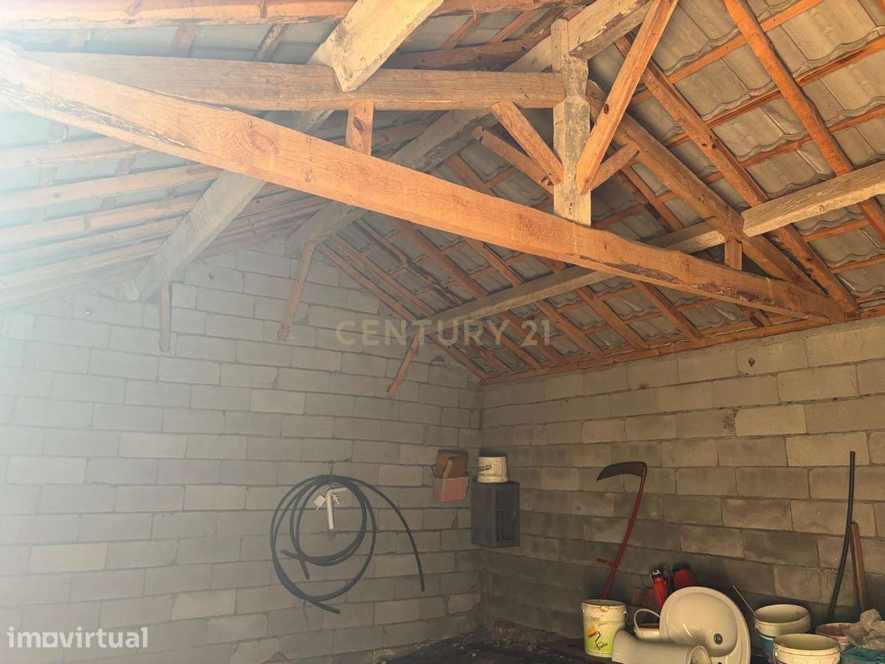 Arrecadação com área exterior em Pinheiro, Aguiar da beira - Grande imagem: 5/5