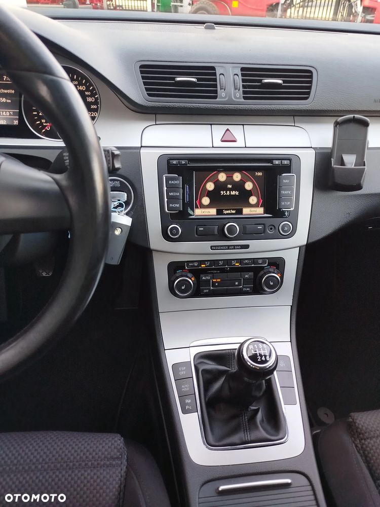 Volkswagen Passat 2.0 Blue TDI DPF Sportline - 16