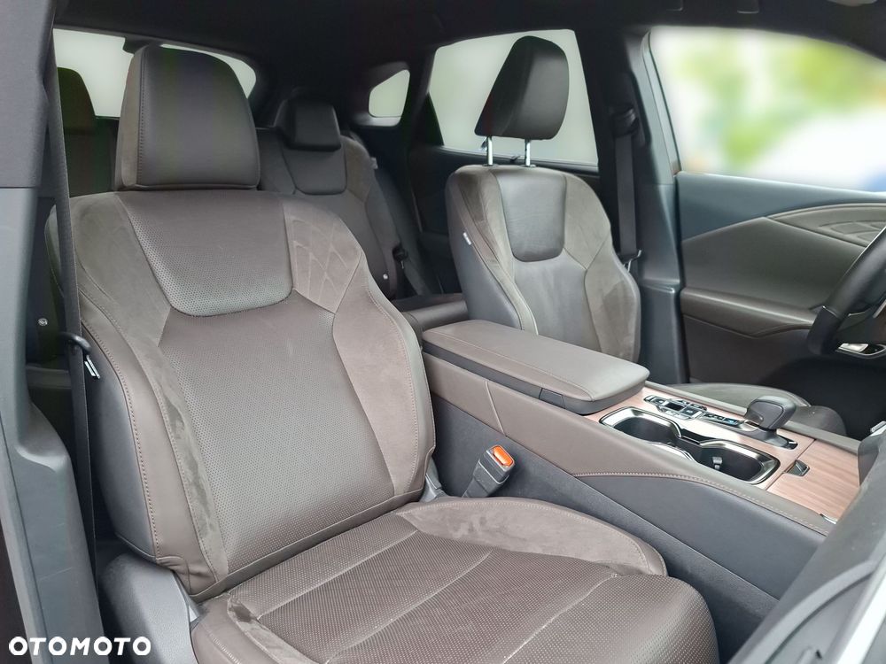 Lexus RX 450h+ Omotenashi - 18
