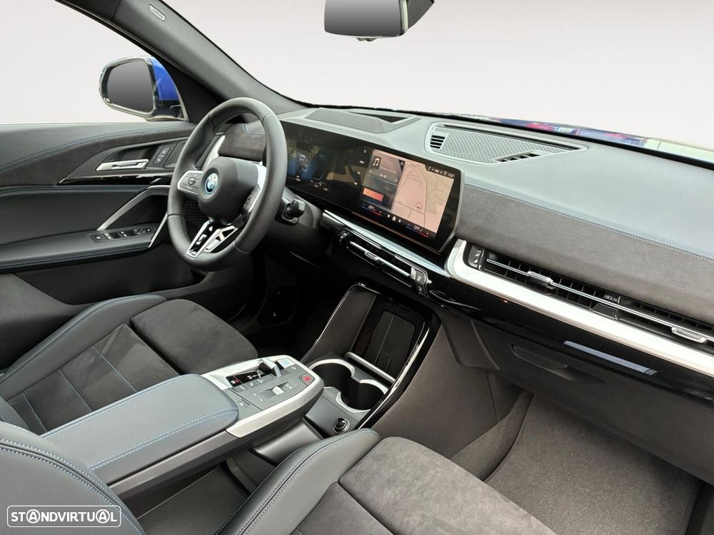 BMW iX2 eDrive20 - 11