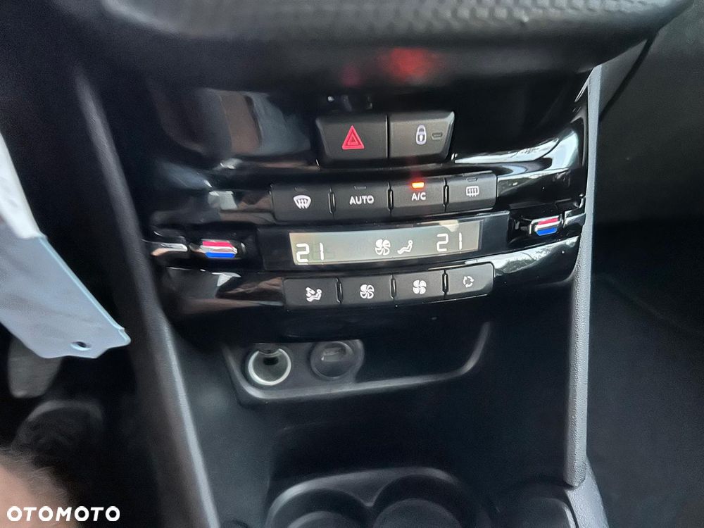 Peugeot 208 1.2 VTi Allure - 36