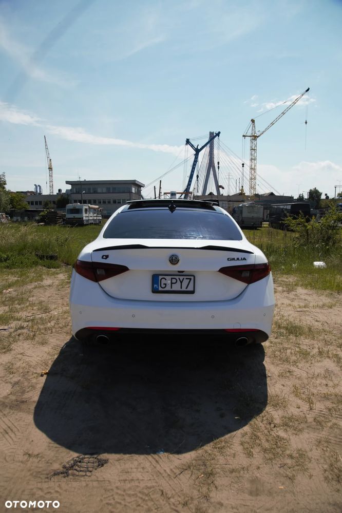 Alfa Romeo Giulia 2.0 Turbo 16V AT8-Q4 Ti - 11