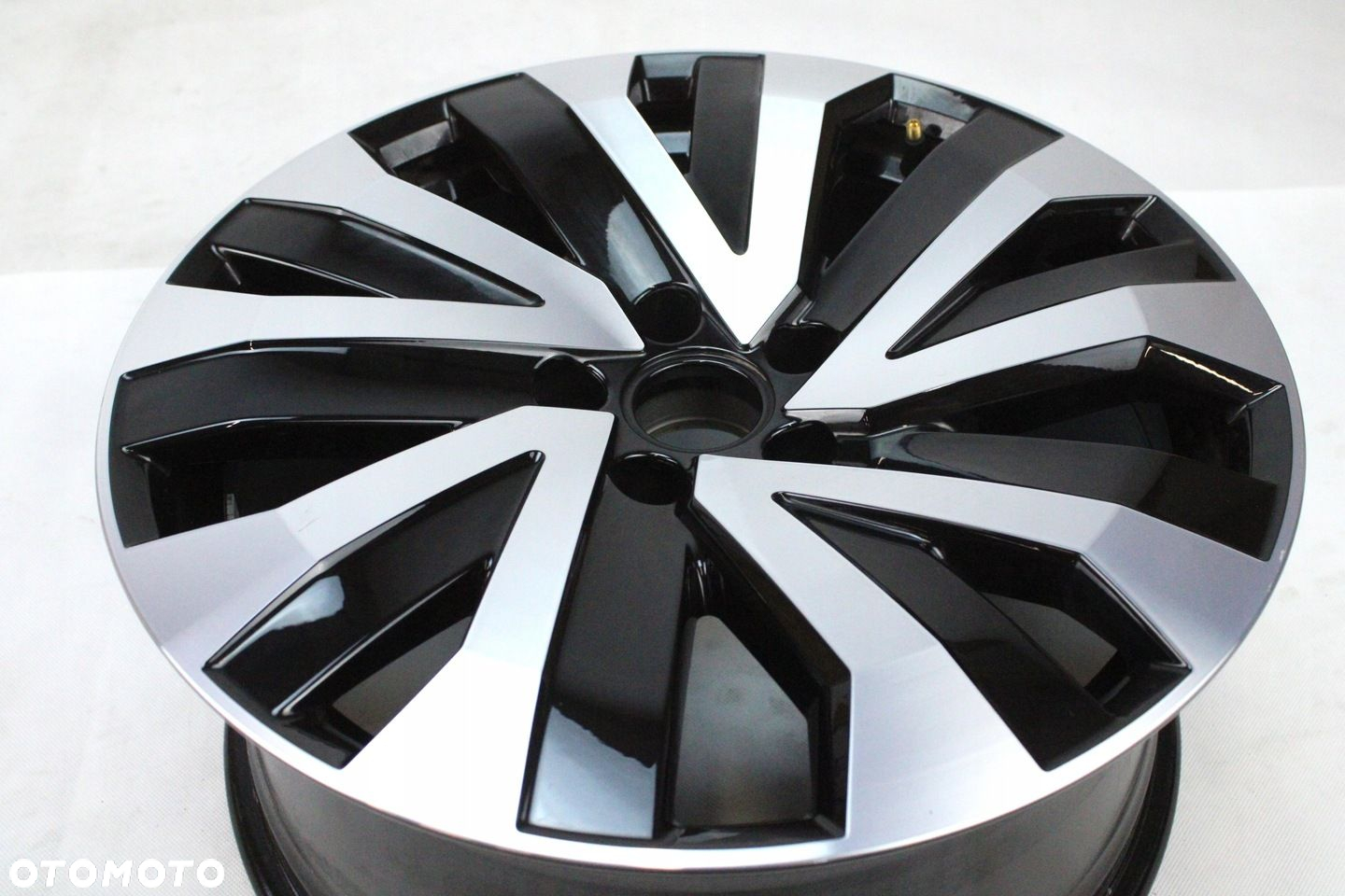 FELGA ALUMINIOWA 18" VOLKSWAGEN TOUAREG III 5x112 8J ET25 760601025M - 2