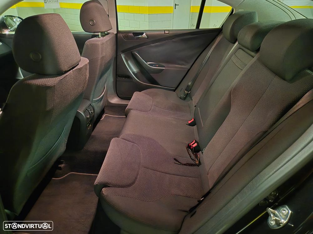 VW Passat 2.0 TDI Confortline - 29