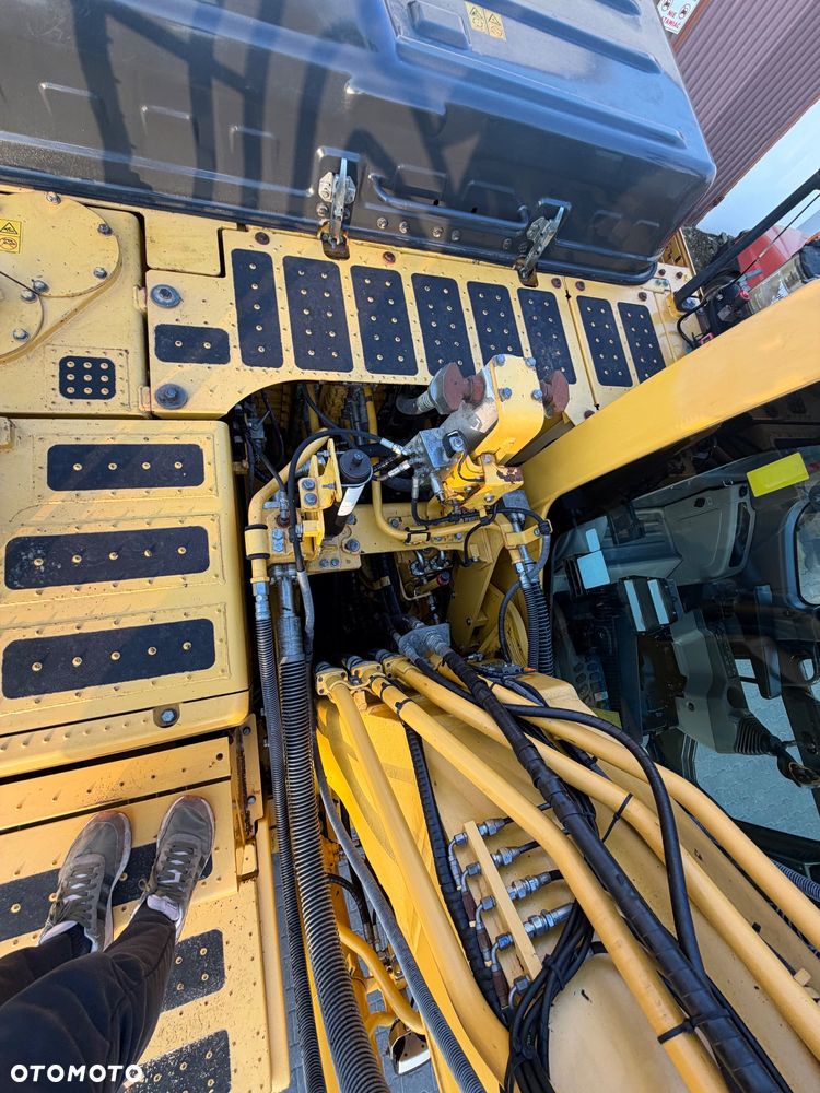 Komatsu PC240LC-11 - 17