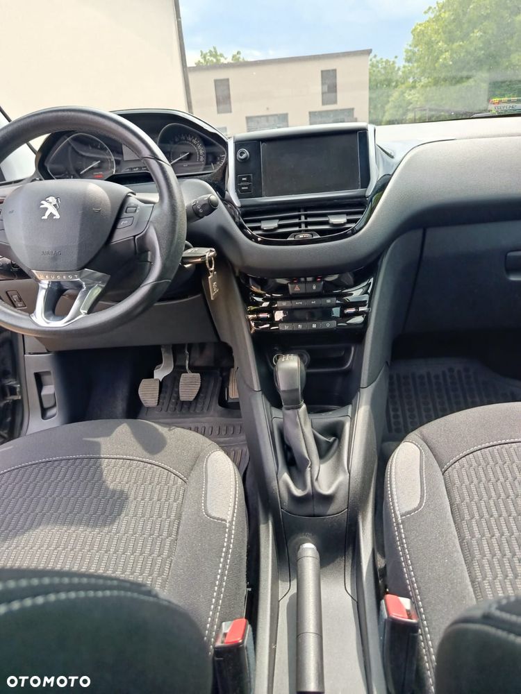 Peugeot 208 - 8