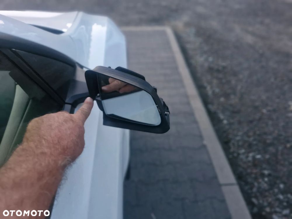 Tesla Model Y Long Range Dual Motor AWD - 6