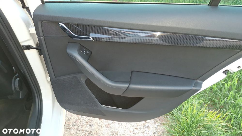 Skoda Octavia 2.0 TDI DSG RS - 25