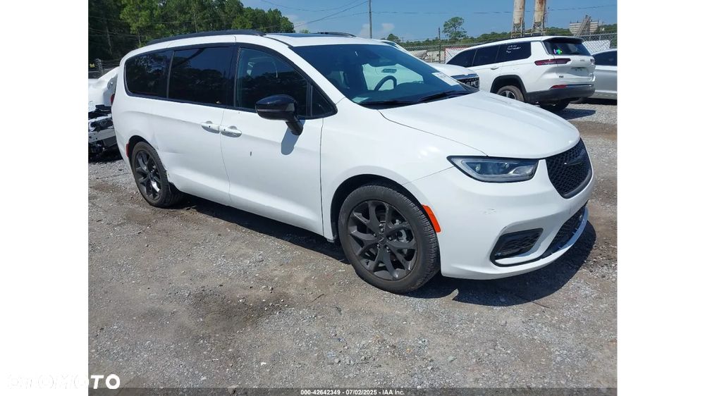 Chrysler Pacifica - 1