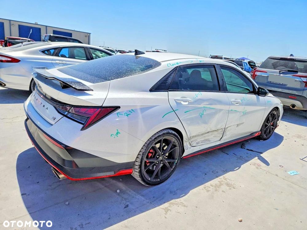 Hyundai Elantra - 4