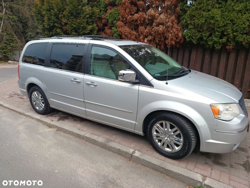 Chrysler Town & Country - 3