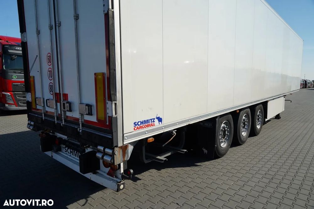 Schmitz Cargobull / REFRIGERAT / THERMO KING SLX 300 / CU CÂRLIG / AXĂ DE RIDICARE / COȘ PENTRU PALEȚI - 13