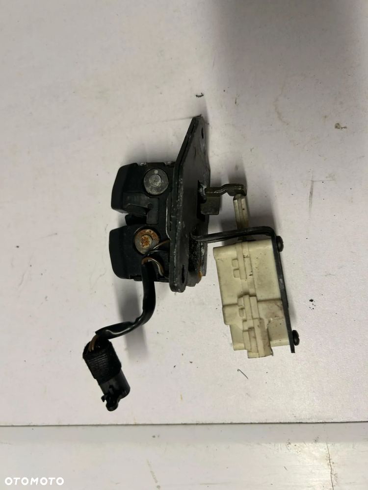 ZAMEK SIŁOWNIK KLAPY TYLNEJ ALFA ROMEO 147 - 1