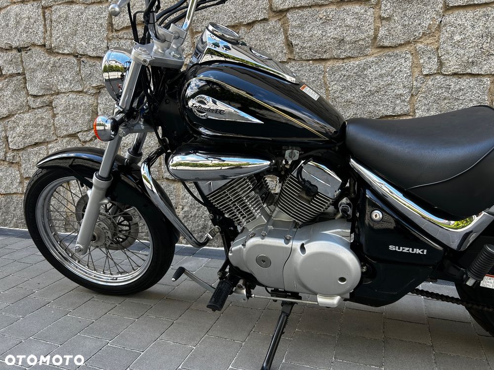 Suzuki Intruder - 13