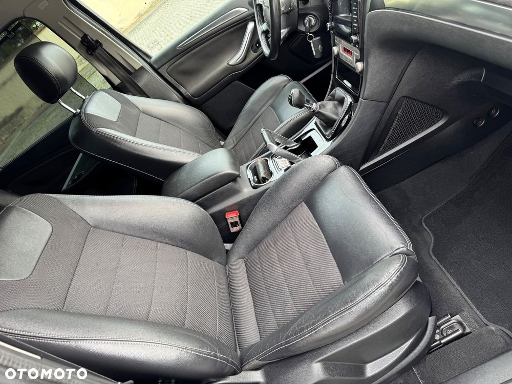 Ford C-MAX 2.0 TDCi Champions Edition - 23