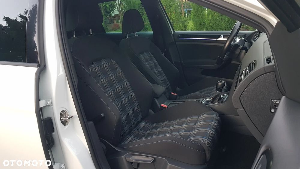 Volkswagen Golf - 26