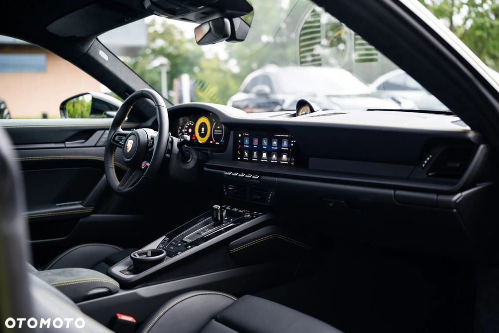 Porsche 911 Carrera T-Hybrid 4 GTS - 25