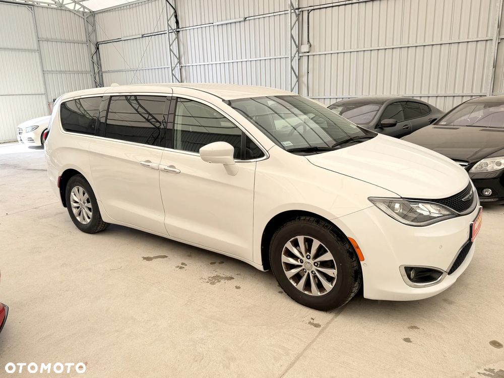 Chrysler Pacifica - 1