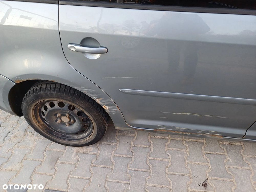 Volkswagen Touran 2.0 TDI DSG Highline - 6