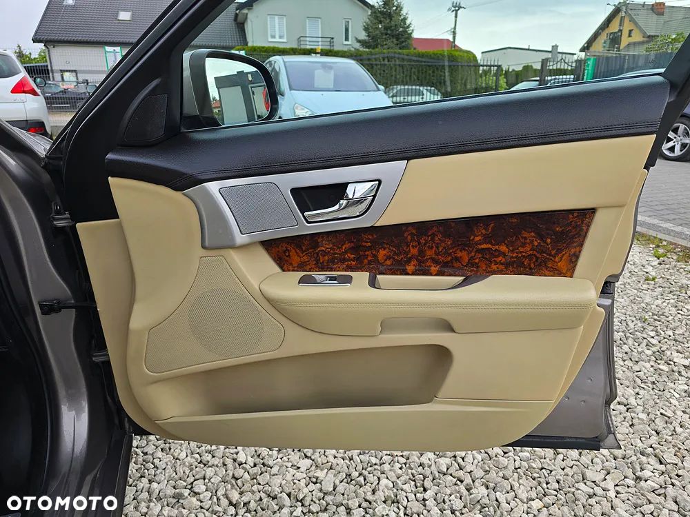 Jaguar XF 2.2 D Premium Luxury - 20