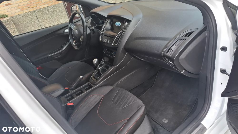 Ford Focus 1.5 EcoBoost ST-Line - 12