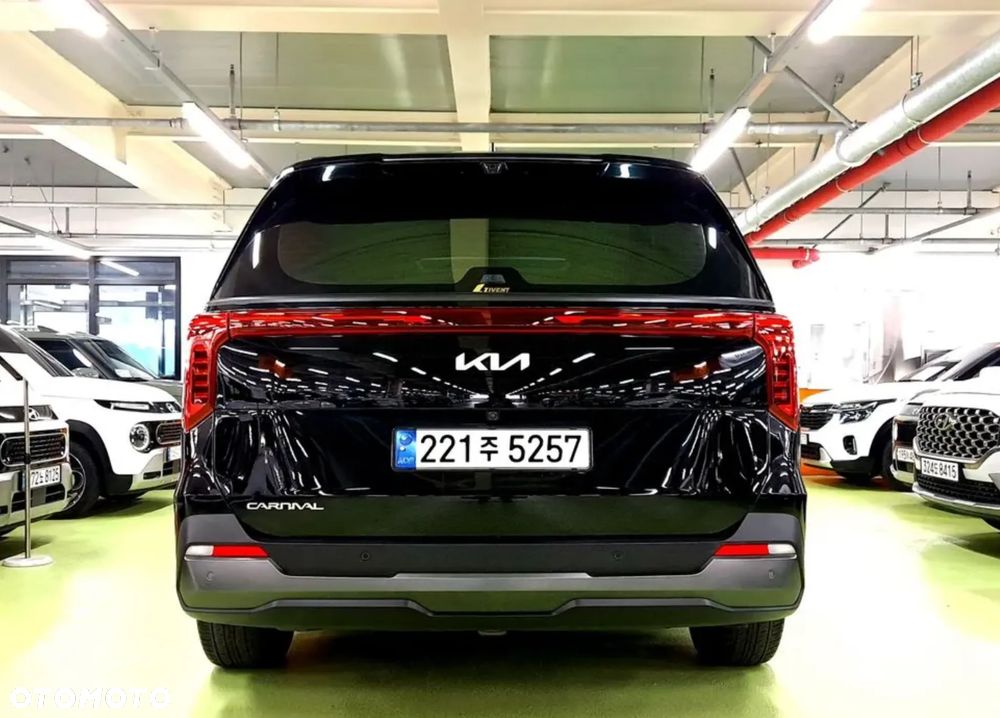 Kia Carnival - 4