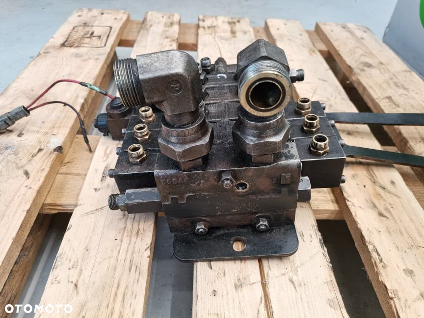 Rozdzielacz hydrauliczny CAT TH 63 - 5