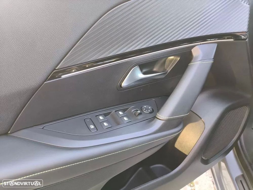 Peugeot e-2008 50 kWh GT - 10