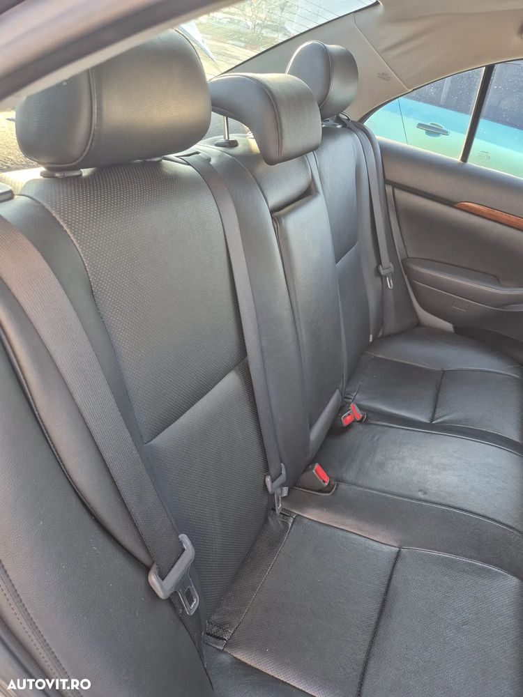 Toyota Avensis 2.0 Sedan Executive - 16