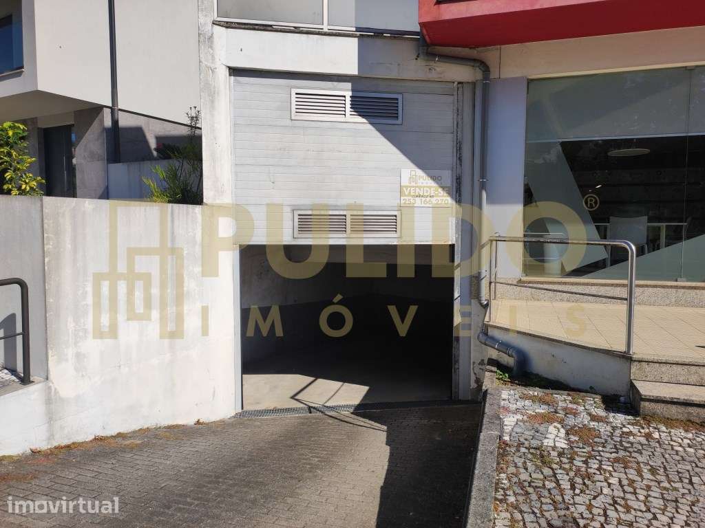 Garagem fechada, ampla e com fácil acesso (até 4 unidades disponíveis) - Grande imagem: 3/13