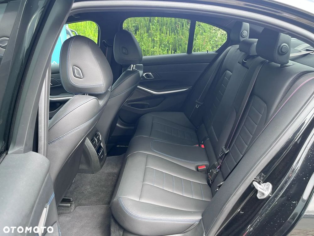 BMW Seria 3 320d xDrive mHEV - 26