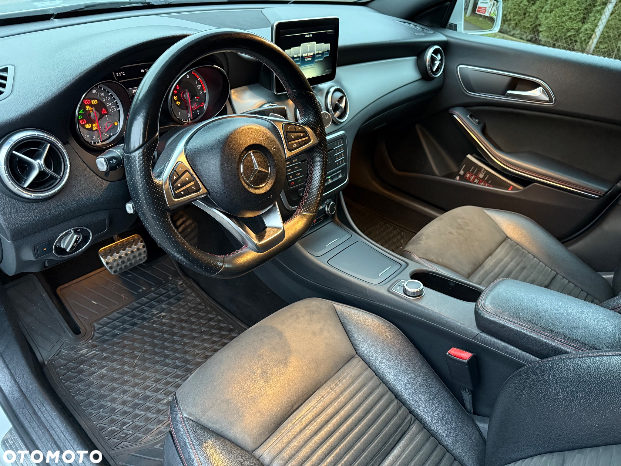 Mercedes-Benz CLA - 12