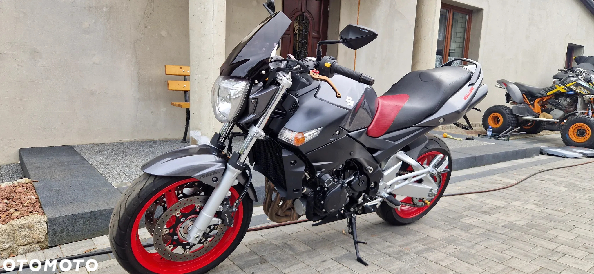 Suzuki GSR - 12