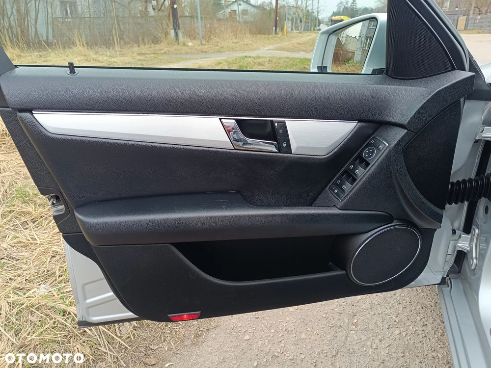 Mercedes-Benz Klasa C 250 CGI Automatik BlueEFFICIENCY Avantgarde - 23