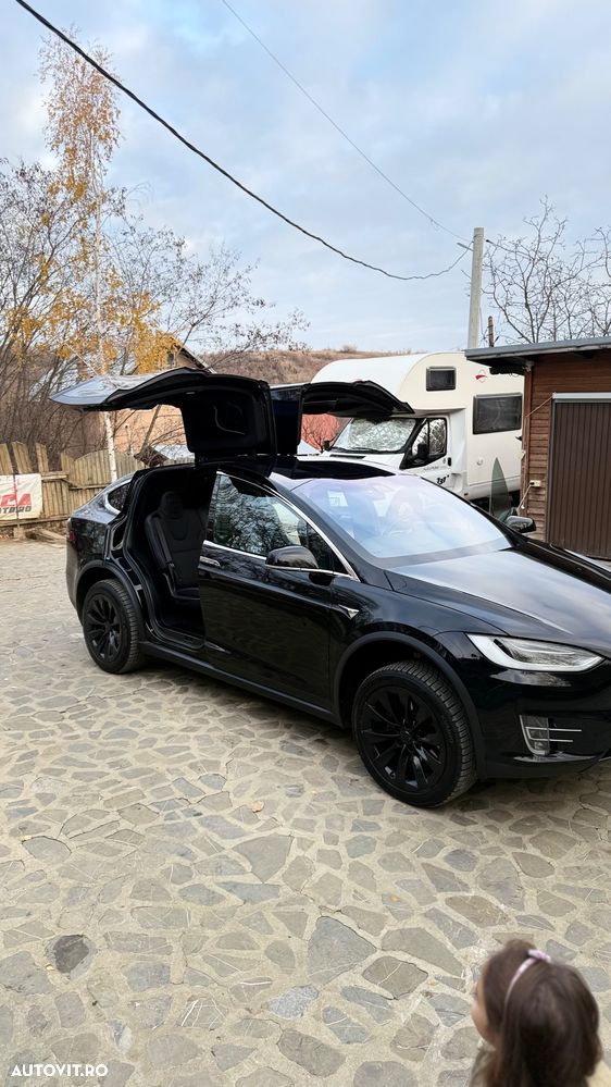 Tesla Model X - 11